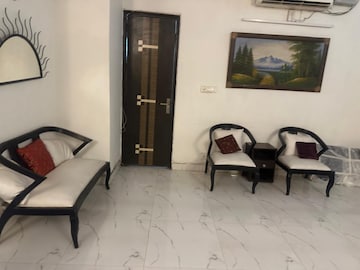 Parking in 3 BHK Builder Floor at Kailash Hills – for Rent