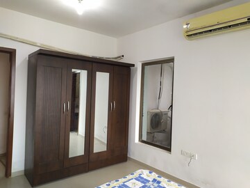 Room in 2 BHK Apartment at Oberoi Springs, Andheri West – for Rent