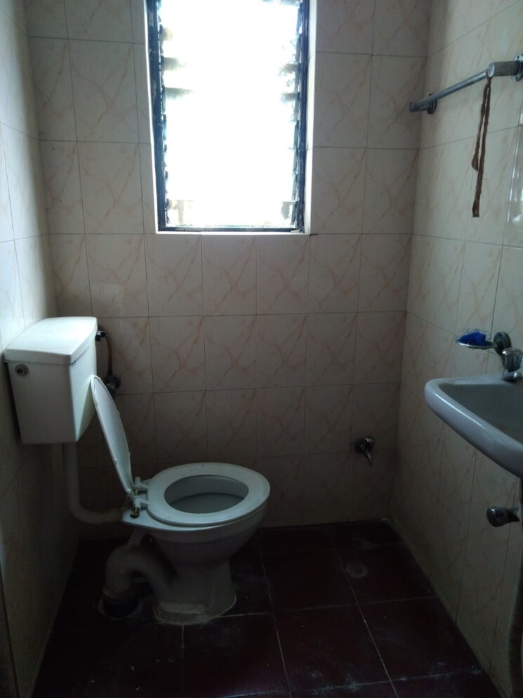 Bathroom, yashodhan-chs-erandwane 3 Bedroom 1000 Sq.Ft. Apartment In Erandwane Pune 9051303