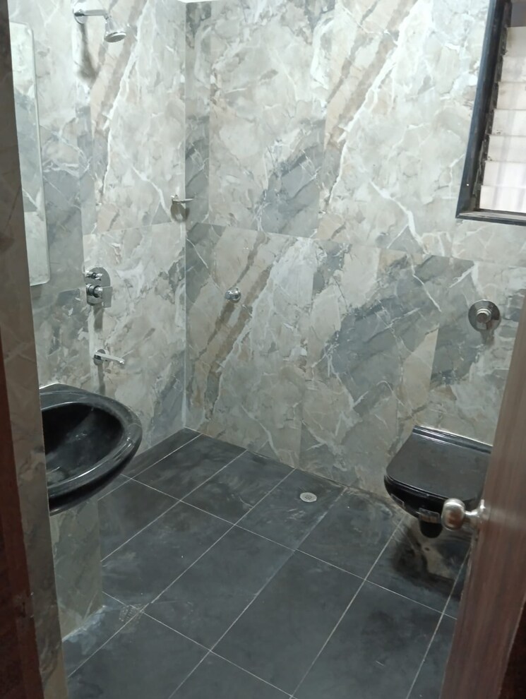 Bathroom, jeevan-anand 3 Bedroom 1550 Sq.Ft. Apartment In Andheri West Mumbai 9051321
