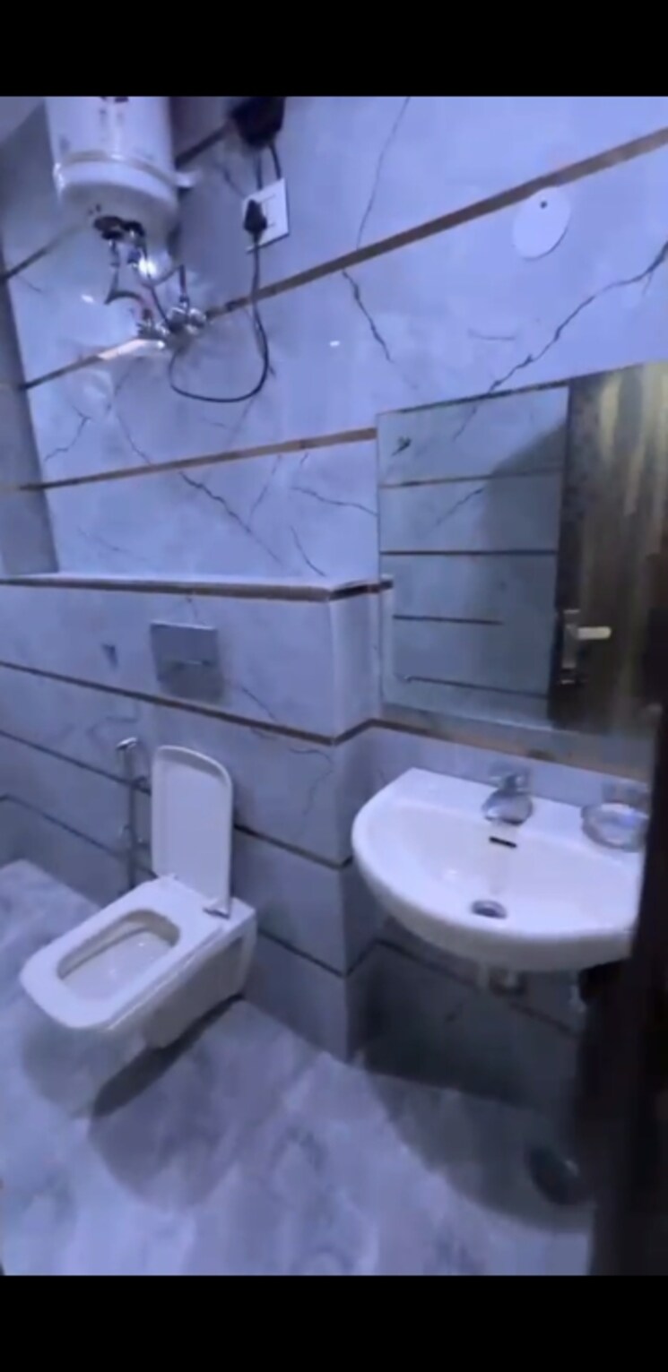 Bathroom, east patel nagar 3 Bedroom 1760 Sq.Ft. Builder Floor In East Patel Nagar Delhi 9051369