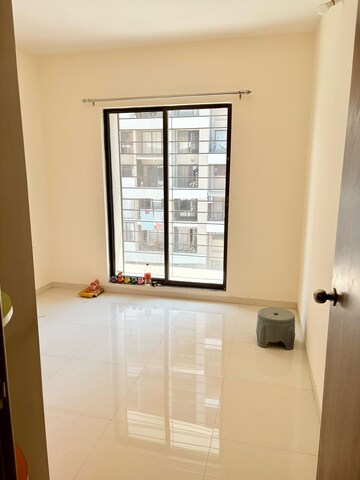 Room in 3 BHK Apartment at Mantra Montana Phase 1, Dhanori – for Rent