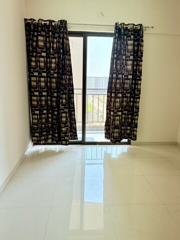 Room in 3 BHK Apartment at Mantra Montana Phase 1, Dhanori – for Rent