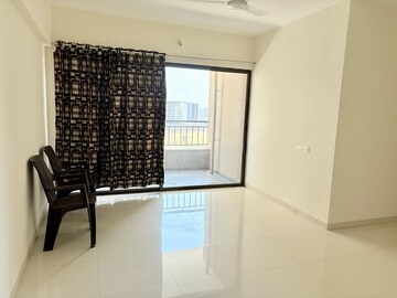 Room in 3 BHK Apartment at Mantra Montana Phase 1, Dhanori – for Rent