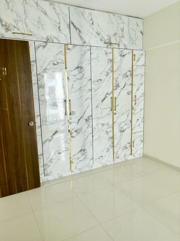 Room in 3 BHK Apartment at Mantra Montana Phase 1, Dhanori – for Rent
