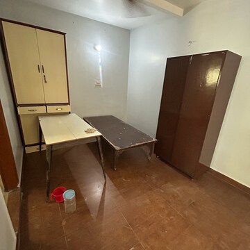 Room in 1 BHK Builder Floor at South Extension I – for Rent