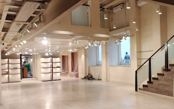 Showroom For Rent in Fort