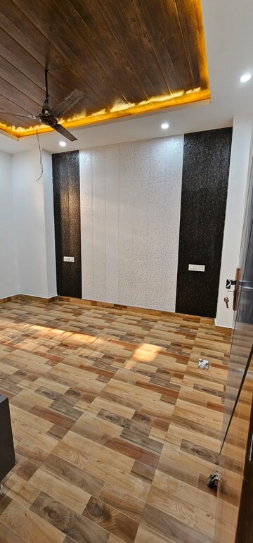 Bedroom in 4 BHK Builder Floor at Gms Road – for Rent