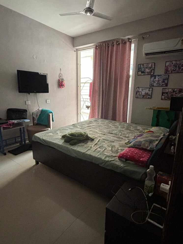 Bedroom, maya-green-lotus-saksham 4 Bedroom 1950 Sq.Ft. Apartment In International Airport Road Zirakpur 9051534