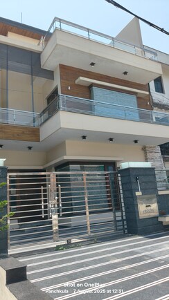 4 BHK + Servant Room Independent House For Sale in Sector 26