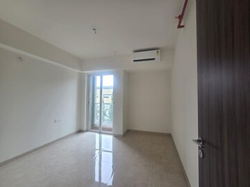 Room in 4 BHK Apartment at Sheth Avalon, Laxmi Nagar – for Rent
