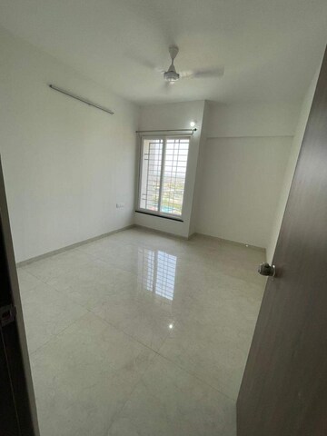Room in 2 BHK Apartment at Majestique Towers, Kharadi – for Rent