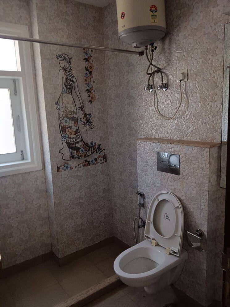 Bathroom, green park 3 Bedroom 200 Sq.Yd. Apartment In Green Park Delhi 9051671