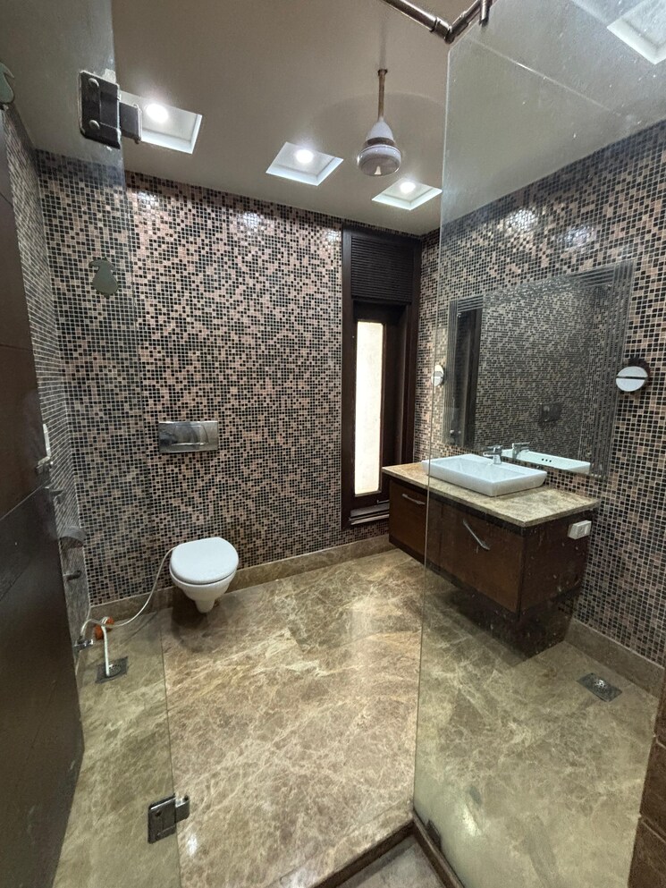 Bathroom, green park extension 4 Bedroom 2200 Sq.Ft. Builder Floor In Green Park Extension Delhi 9051747