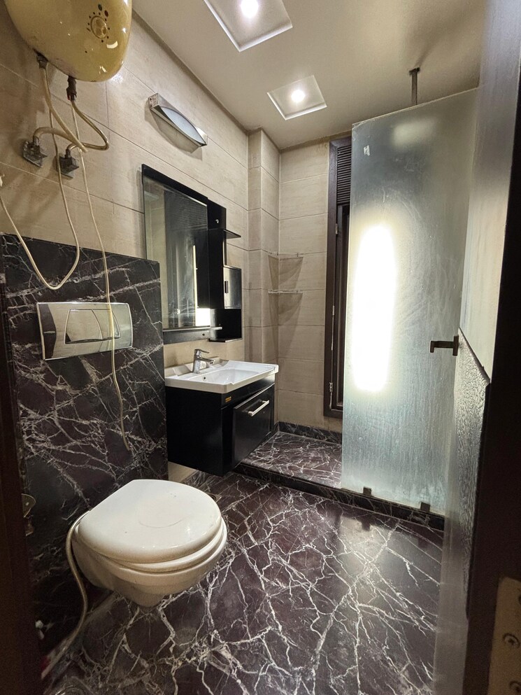 Bathroom, green park extension 4 Bedroom 2200 Sq.Ft. Builder Floor In Green Park Extension Delhi 9051747