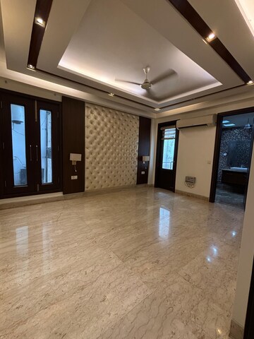 Room in 4 BHK Builder Floor at Green Park Extension – for Rent