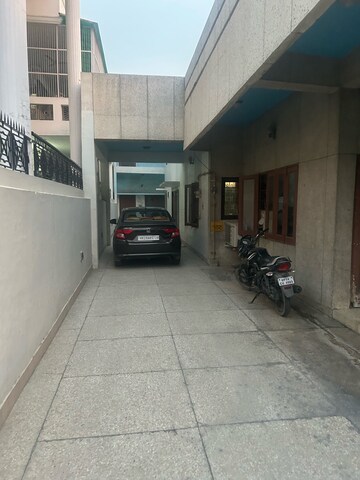 Parking in 4 BHK Independent House at Kavi Nagar Block H – for Sale