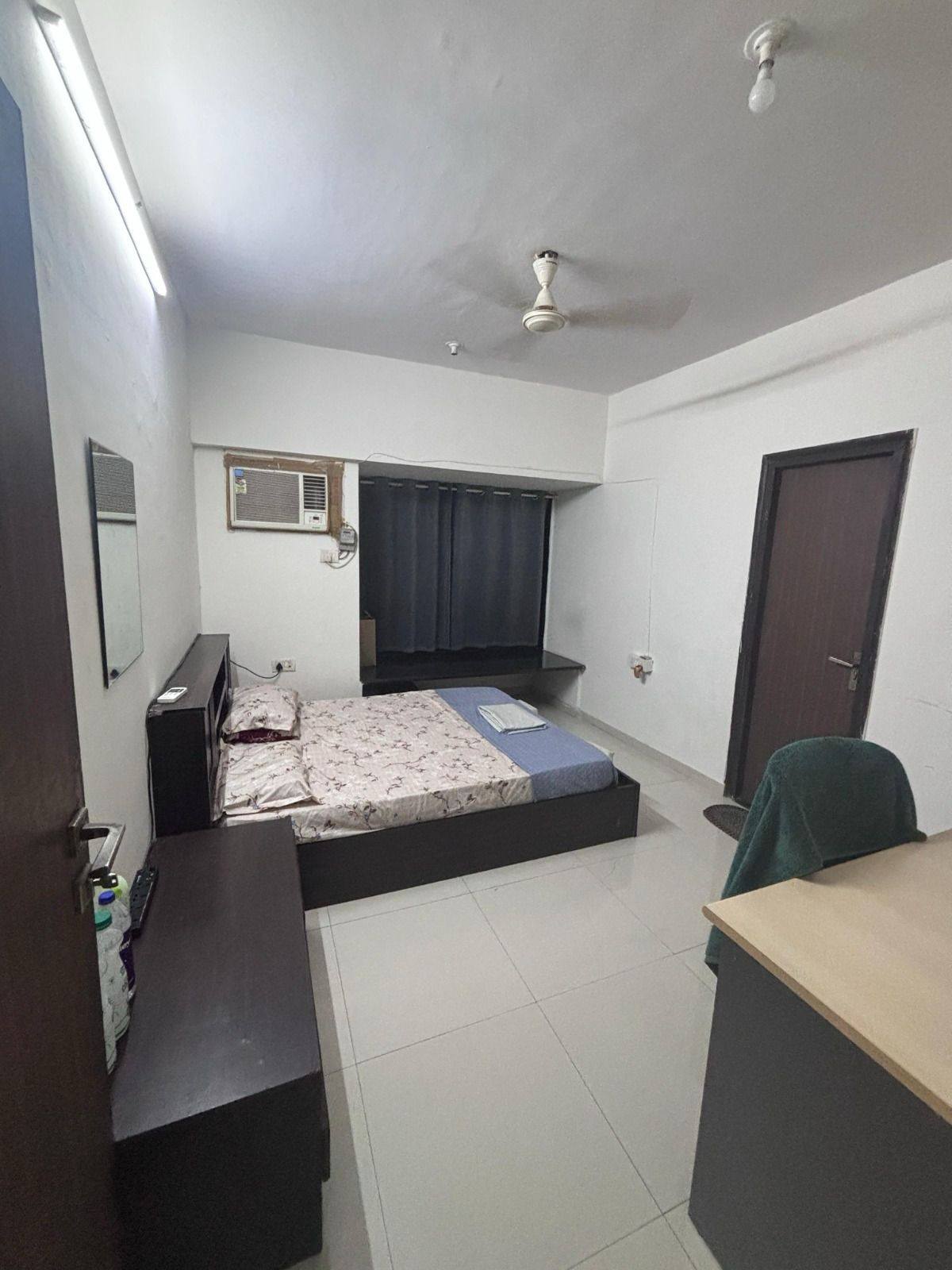 3 BHK + Servant Room Apartment For Rent in Seven Bungalow