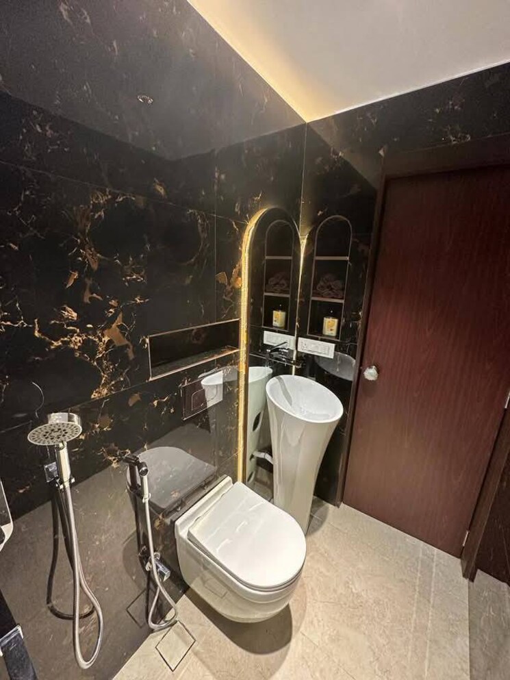 Bathroom, lokhandwala-complex 3 Bedroom 1100 Sq.Ft. Apartment In Andheri West Mumbai 9052419