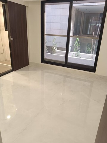 Room in 3 BHK Apartment at Lokhandwala Complex, Andheri West – for Rent