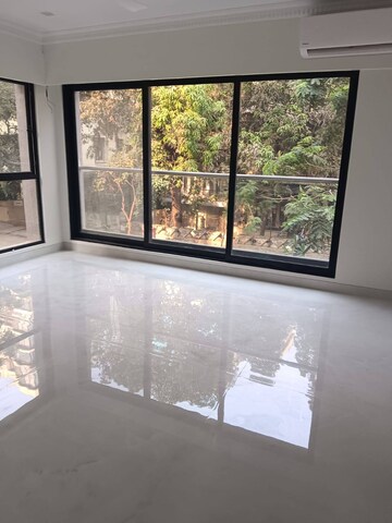 Room in 3 BHK Apartment at Lokhandwala Complex, Andheri West – for Rent