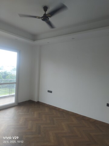 Room in 2.5 BHK Apartment at Orchid Island, Sector 51 – for Sale