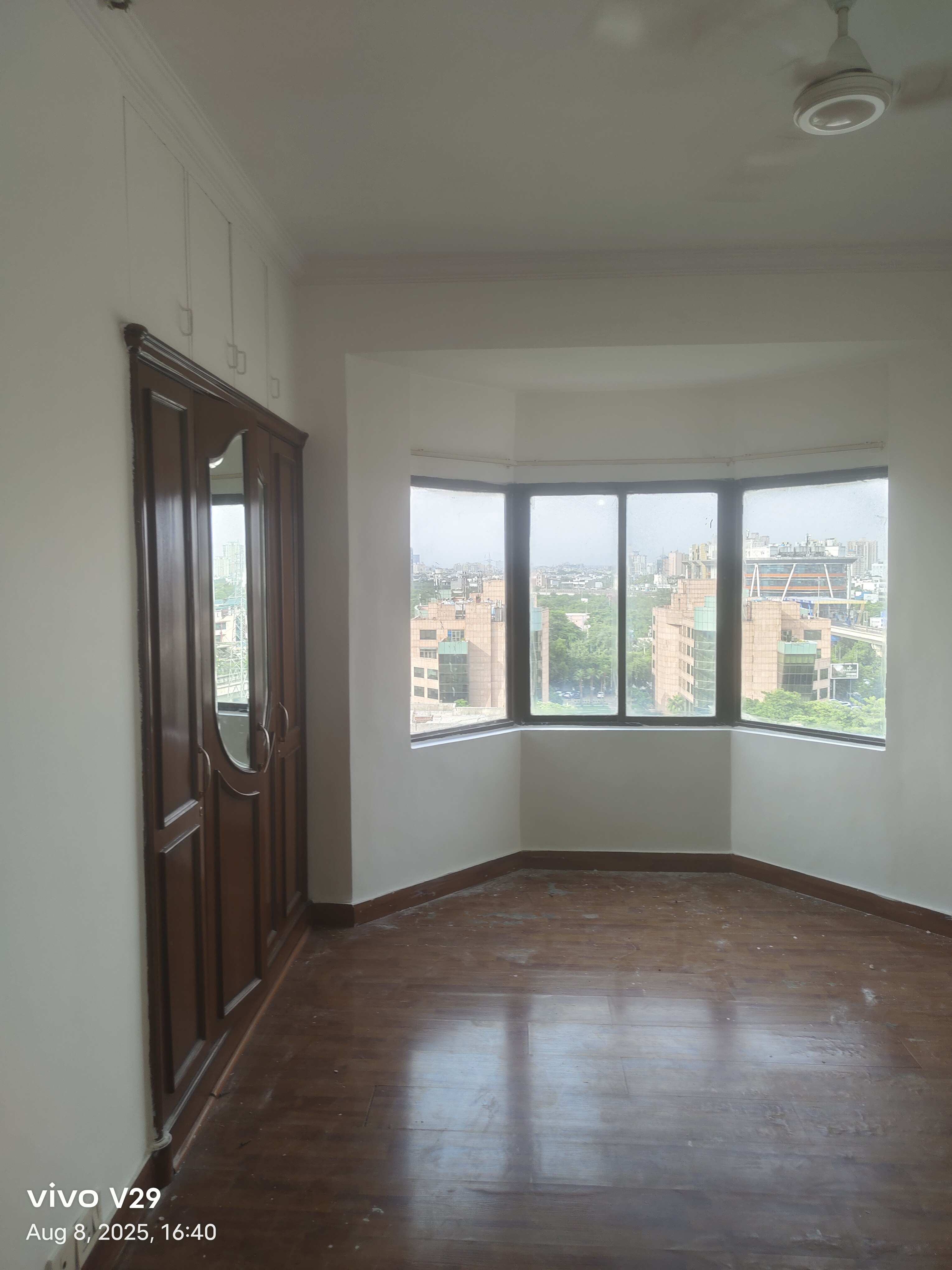 3 BHK + Servant Room Apartment For Rent in Unitech Palms