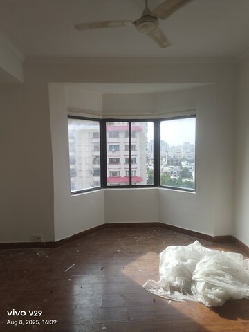 Room in 3 BHK Apartment at Unitech Palms, South City 1 – for Rent