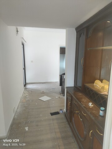 Room in 3 BHK Apartment at Unitech Palms, South City 1 – for Rent