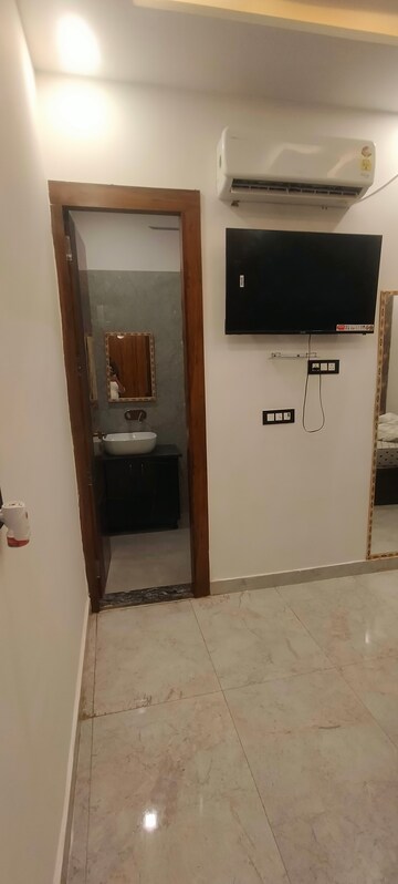 Room in 6+ BHK Independent House at Gomti Nagar – for Rent