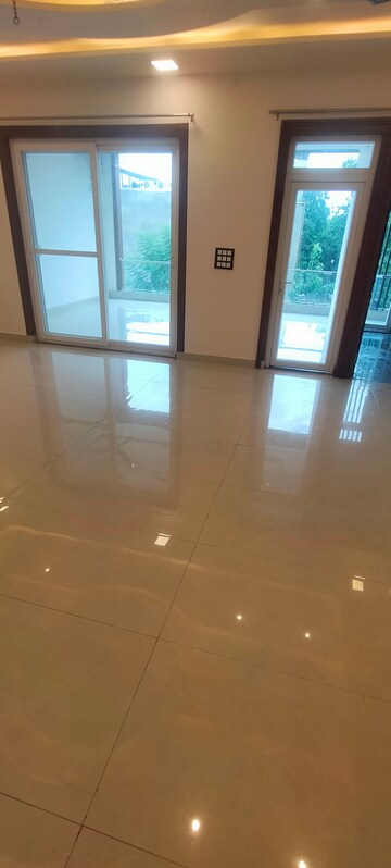 Room in 6+ BHK Independent House at Gomti Nagar – for Rent
