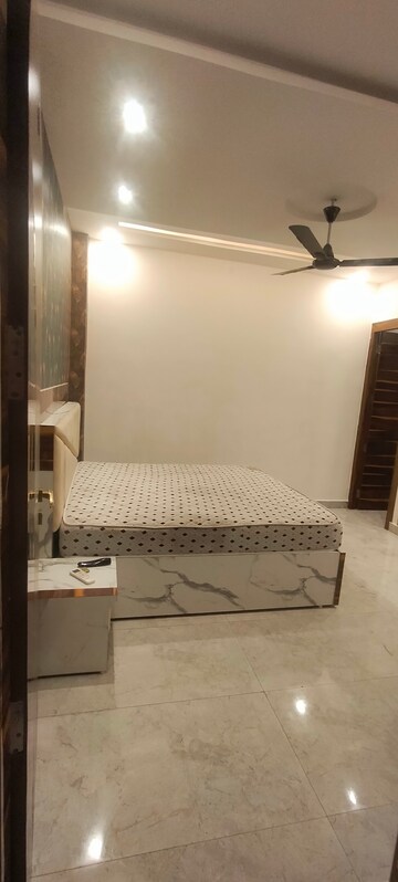 Bedroom in 6+ BHK Independent House at Gomti Nagar – for Rent