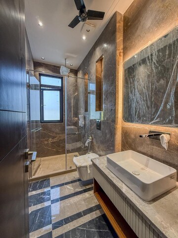Attached Bathroom in 4 BHK Apartment at Greater Kailash Part 3 – for Rent