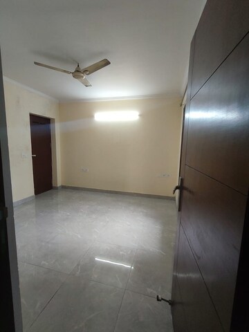 Room in 3 BHK Apartment at South Extension ii – for Rent