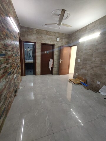 Room in 3 BHK Apartment at South Extension ii – for Rent