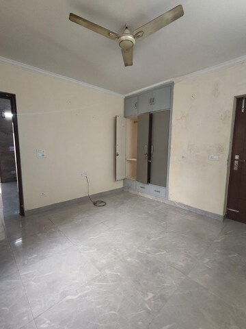 Room in 3 BHK Apartment at South Extension ii – for Rent