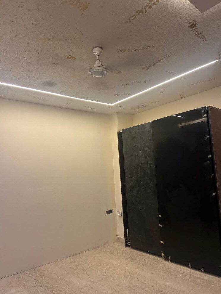 Room, south extension ii 3 Bedroom 2000 Sq.Ft. Apartment In South Extension ii Delhi 9052490