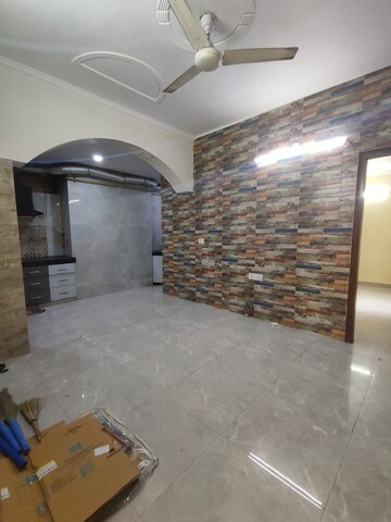 Room in 3 BHK Apartment at South Extension ii – for Rent