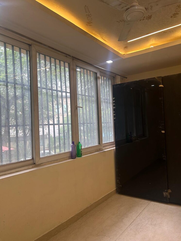 Room, south extension ii 3 Bedroom 2000 Sq.Ft. Apartment In South Extension ii Delhi 9052490