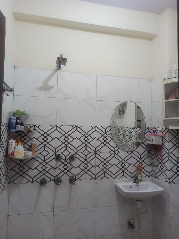 Bathroom, mayur vihar phase 1 2.5 Bedroom 950 Sq.Ft. Builder Floor In Mayur Vihar Phase 1 Delhi 9052509