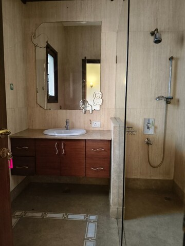 Master Bedroom in 4 BHK Builder Floor at Panchsheel Park – for Rent