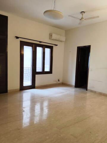 Room in 4 BHK Builder Floor at Panchsheel Park – for Rent