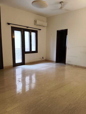 Room in 4 BHK Builder Floor at Panchsheel Park – for Rent