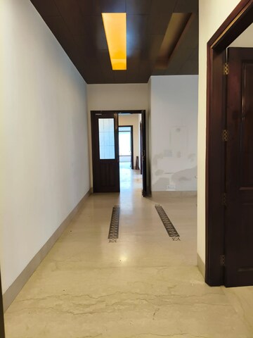 Room in 4 BHK Builder Floor at Panchsheel Park – for Rent