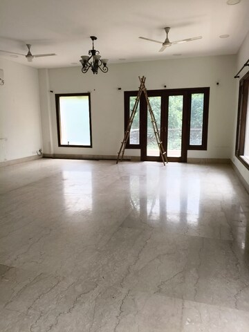 Room in 4 BHK Builder Floor at Panchsheel Park – for Rent