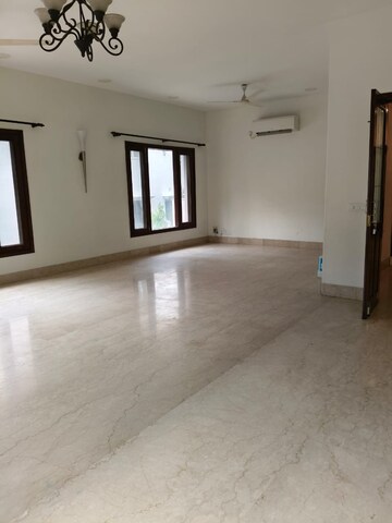 Room in 4 BHK Builder Floor at Panchsheel Park – for Rent