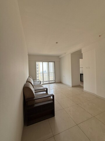 Room in 1.5 BHK Apartment at Godrej Emerald, Ghodbunder Road – for Rent