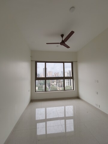 Room in 2 BHK Apartment at Kalpataru Paramount E, Kapur Bawdi – for Rent