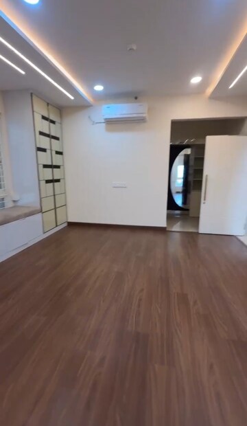 Room in 4 BHK Apartment at Rainbow Vistas, Hi Tech City – for Sale
