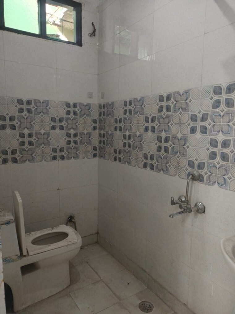 Bathroom, govindpuri 3 Bedroom 920 Sq.Ft. Builder Floor In Govindpuri Delhi 9052827